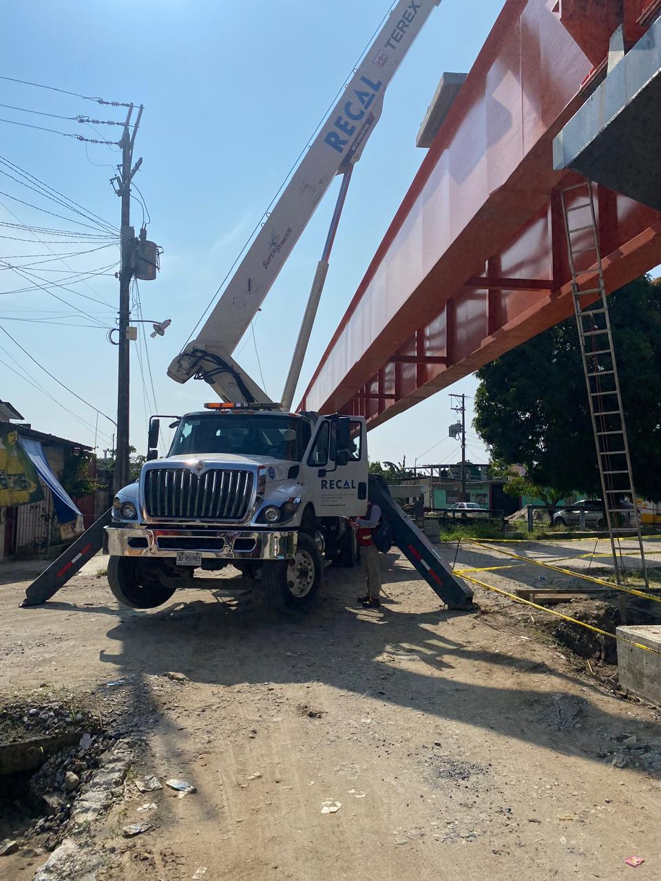 Maquinaria pesada en obra de cimentación profunda