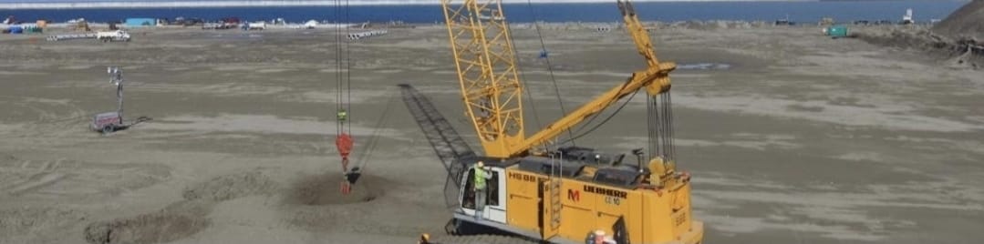 Compactación dinámica con grúa Liebherr y pisón de impacto masivo